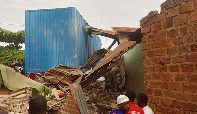Woman, 3-year-old daughter killed after trailer detaches from moving truck in Luwero. The crash occurred at about 5:00 am at Ngogolo village when 38-year-old Annet Nandhose and her daughter, Doreen Nakkazi were still sleeping  #RoadSafety
