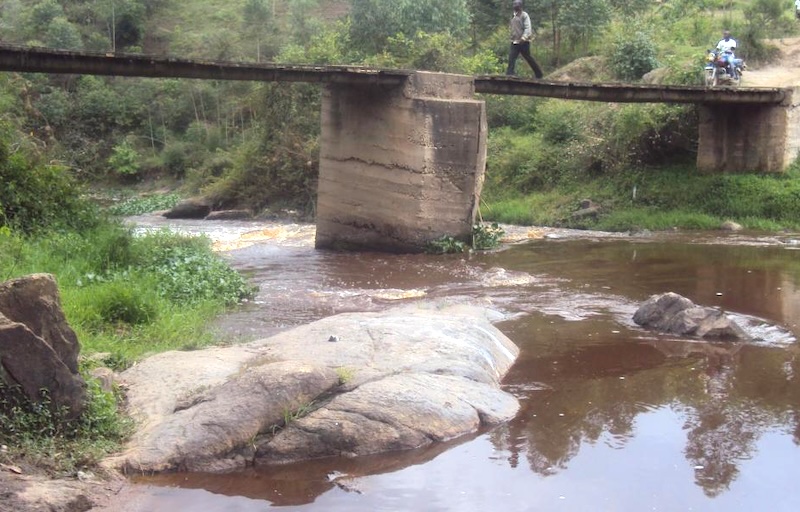 Mbarara residents give up on govt, raise Shs 10m to rebuild washed-away footbridge