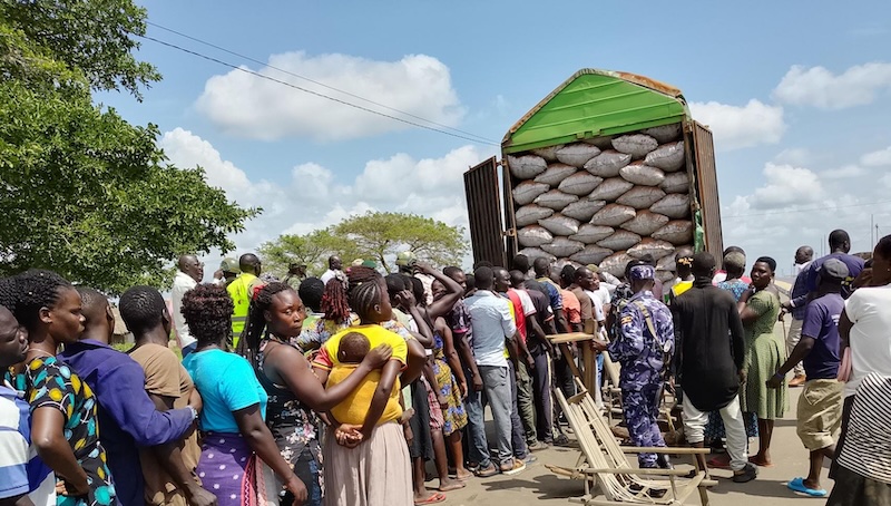 Army distributes 800 bags of impounded charcoal to Nwoya residents