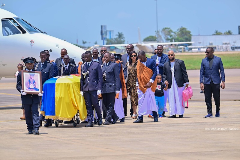 Thousands line streets as King Oyo’s remains return to Tooro